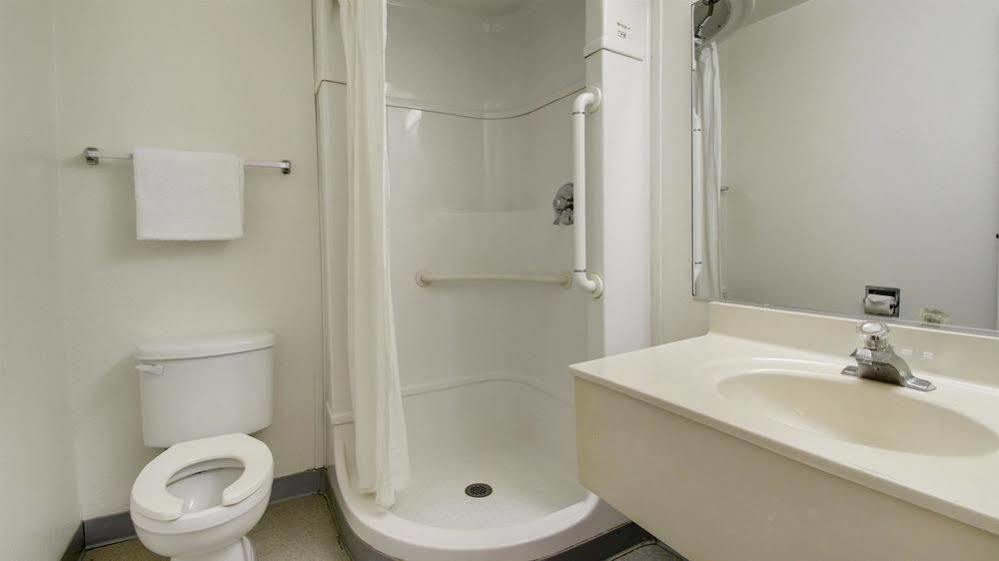 Red Carpet Inn Louisville North -Jeffersonville In المظهر الخارجي الصورة